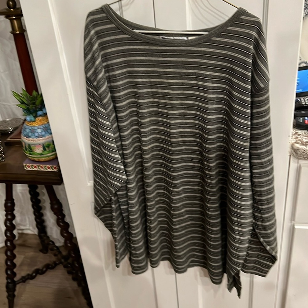 ERIKA II & CO. 2X long sleeve top with a pocket on the sleeve
